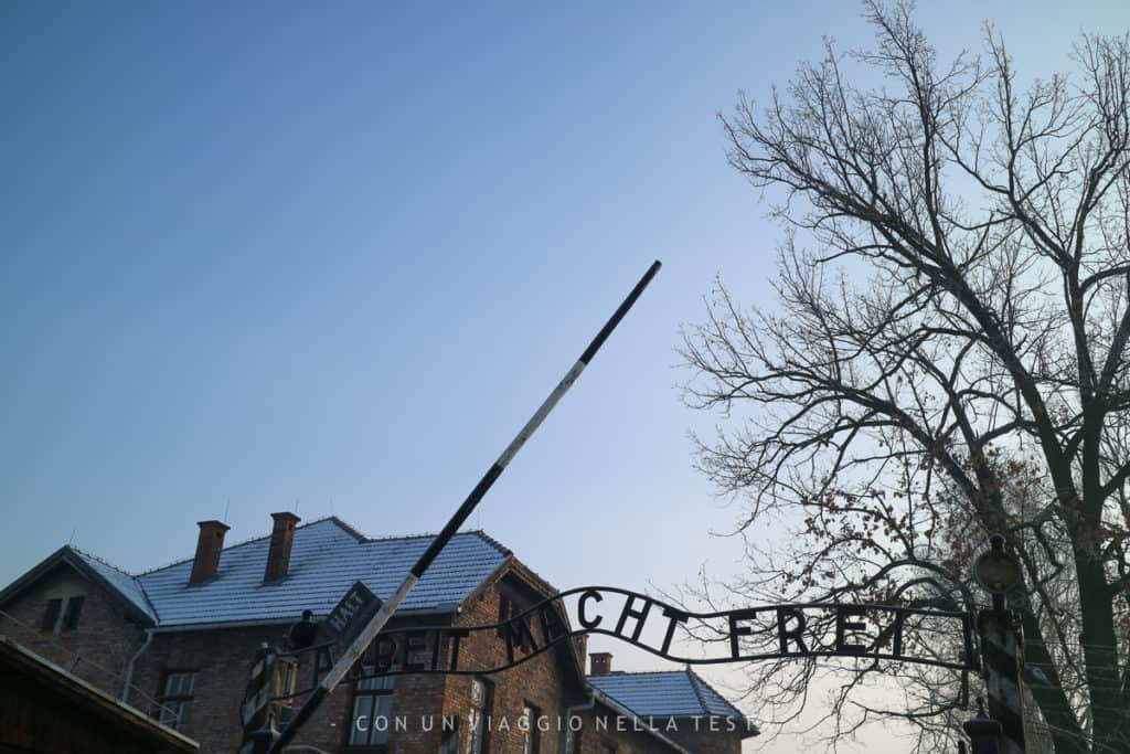 Auschwitz-Birkenau, l'ingresso al campo di sterminio. "Il lavoro rende liberi"