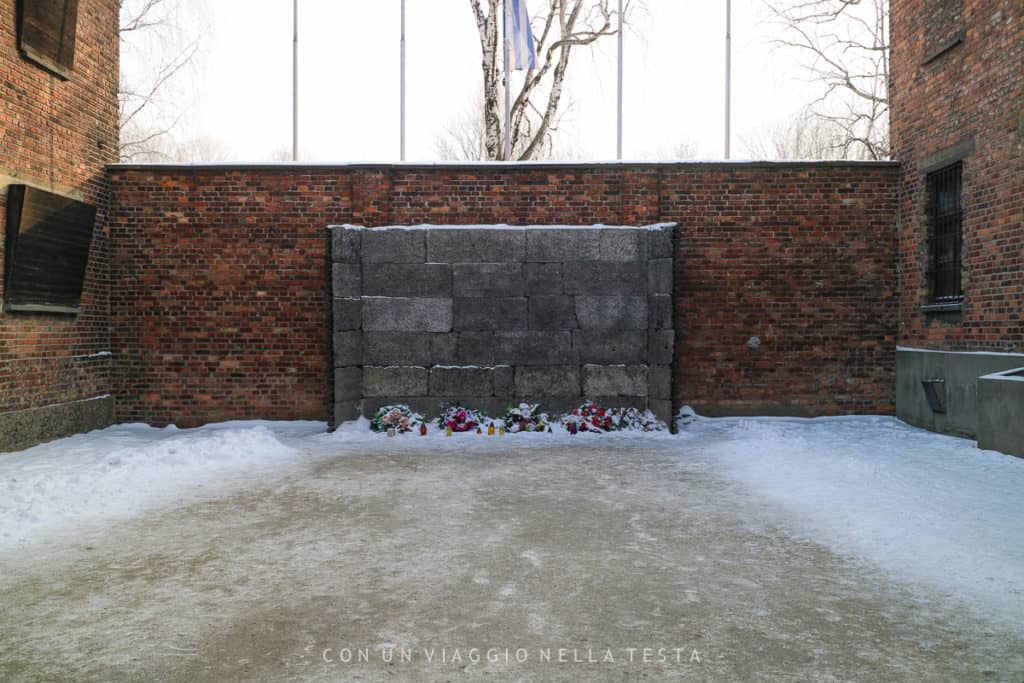 Il muro delle esecuzioni di Birkenau