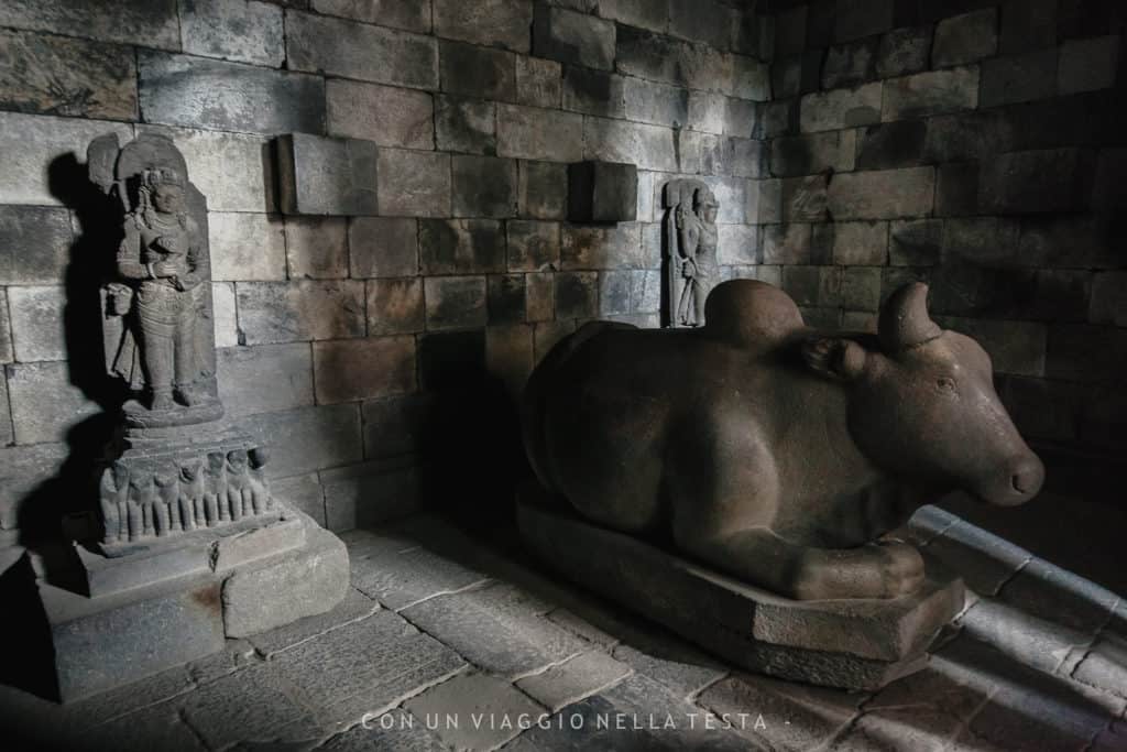 L'interno di uno dei templi di Prambanan