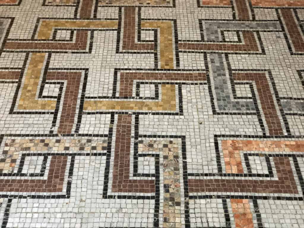 Un dettaglio di pavimento del 900 a Casa Atellani vigna di leonardo
